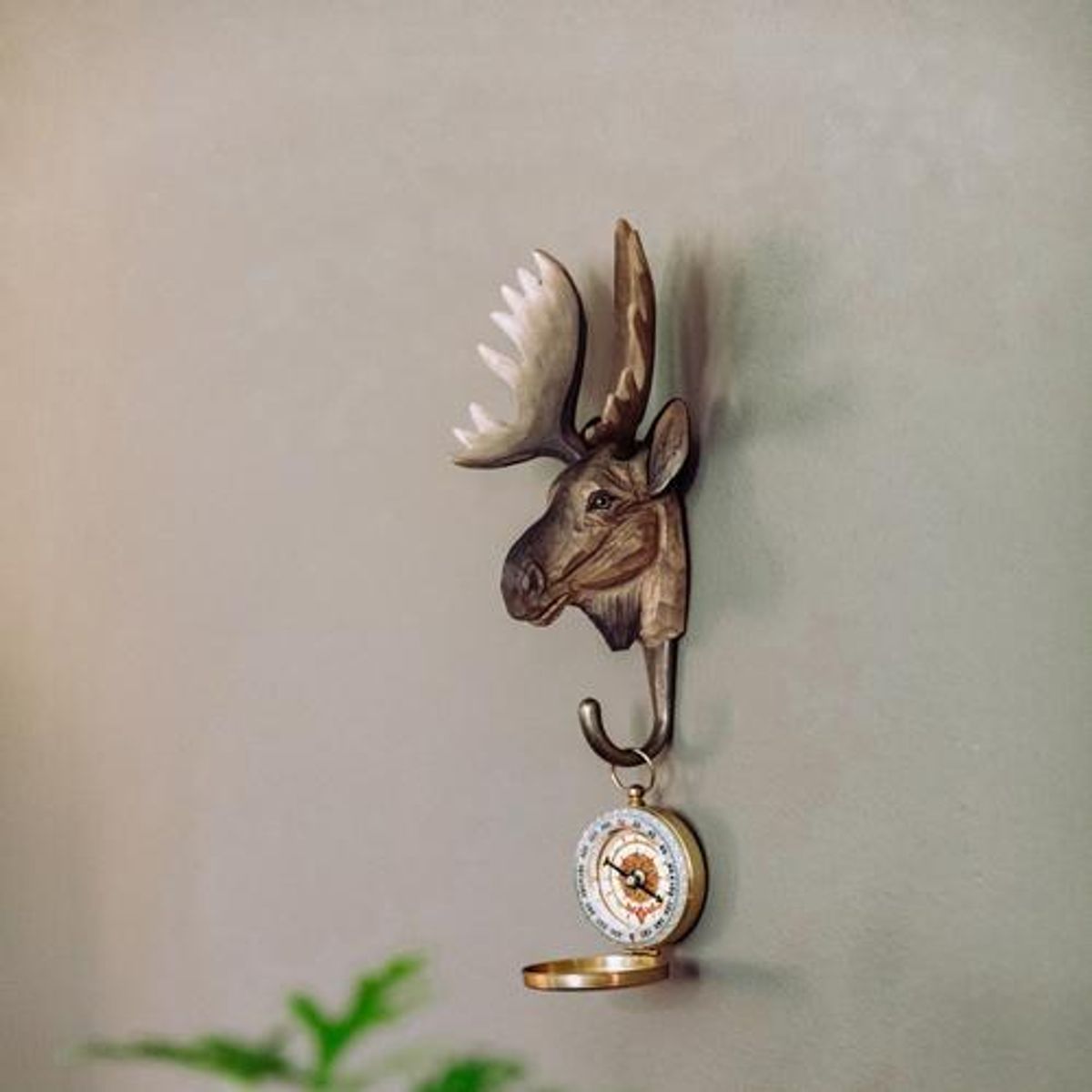 Håndskåret Krok – Elg Wildlife Garden