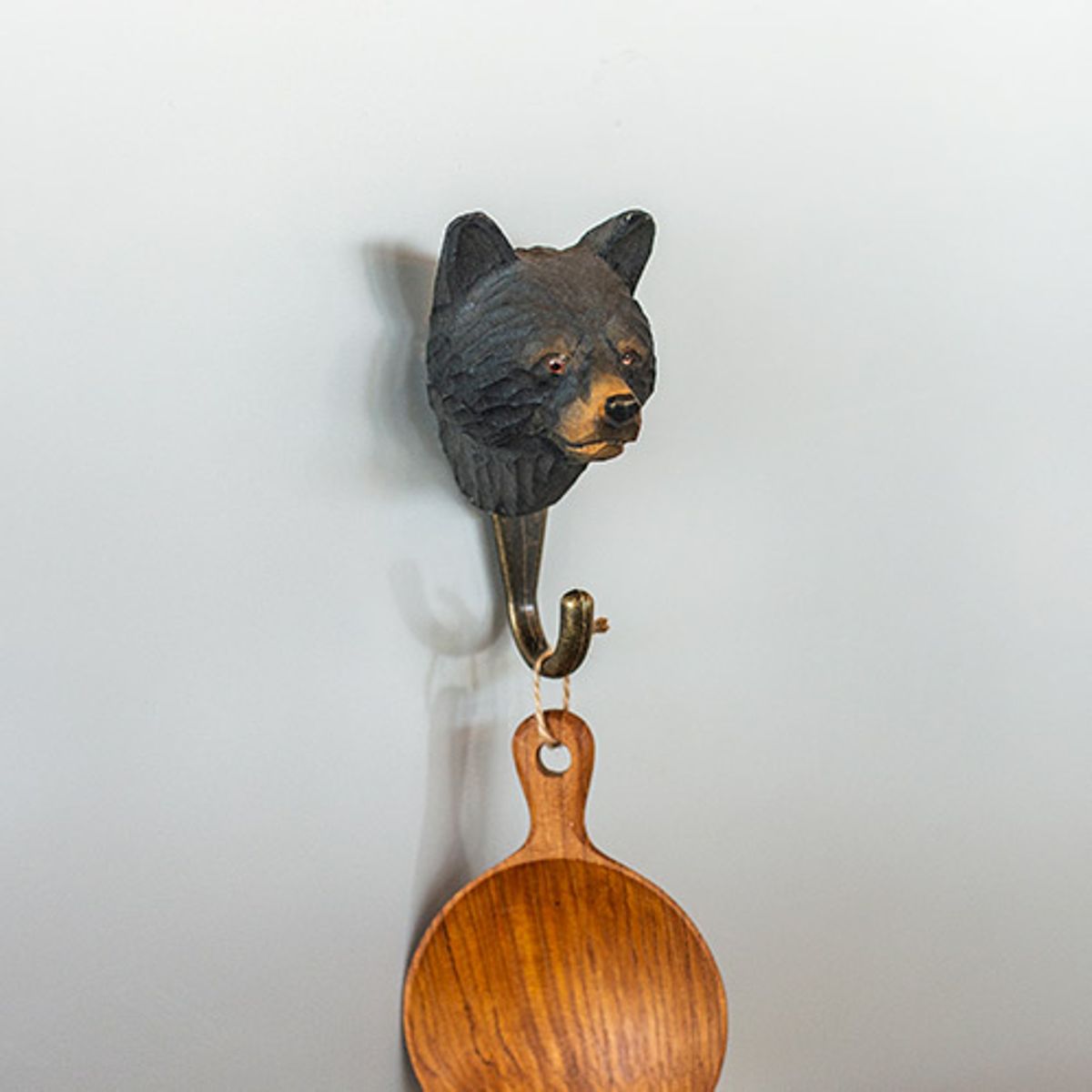 Håndskåret Krok – Bjørn Wildlife Garden