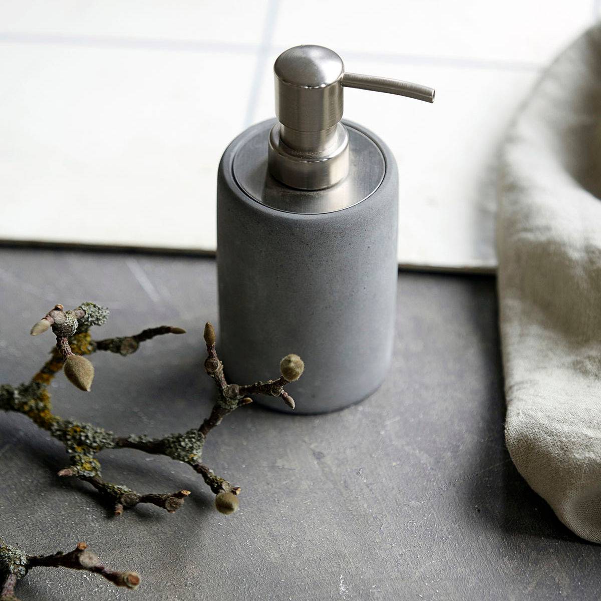 Såpedispenser Cement fra House Doctor
